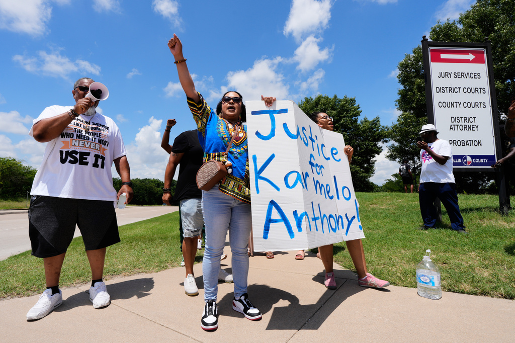 Supporters for Karmelo Anthony demonstrate in front of the Collin County courthouse Thursday, June 4, 2026, in McKinney, Texas. (AP Photo/Tony Gutierrez)