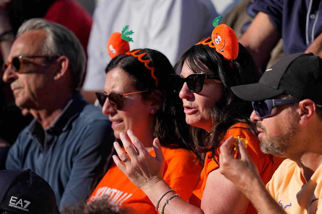 Fans of Jannik Sinner, of Italy, watch his final match against Casper Ruud, of Norway, at the Italian Open tennis tournament, in Rome, Sunday, May 17, 2026. (AP Photo/Alessandra Tarantino)