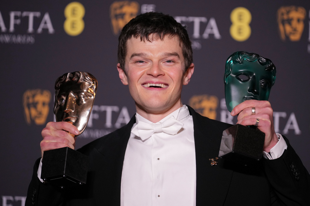 Robert Aramayo posa con el premio EE a la estrella en ascenso y el premio al actor principal por 'I Swear' en los 79.° Premios de la Academia Británica de Cine, BAFTA, en Londres, el domingo 22 de febrero de 2026. (Foto AP/Alastair Grant)