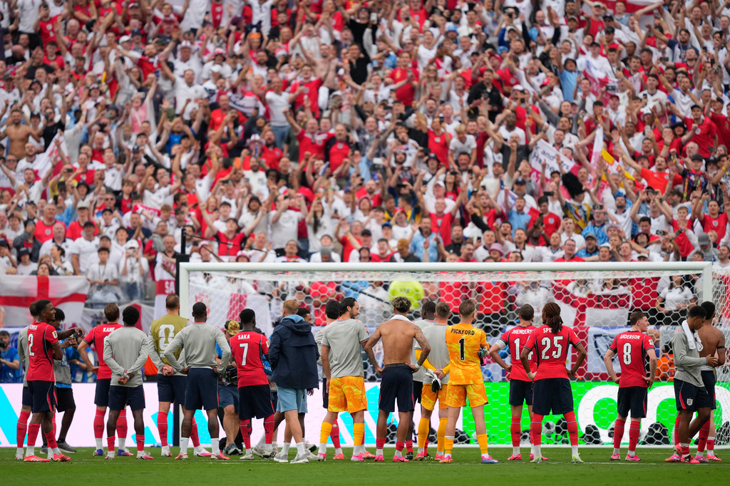 England players face the crowd after the World Cup Group L soccer match between Panama and England in East Rutherford, N.J., near New York, Saturday, June 27, 2026. (AP Photo/Yuki Iwamura)