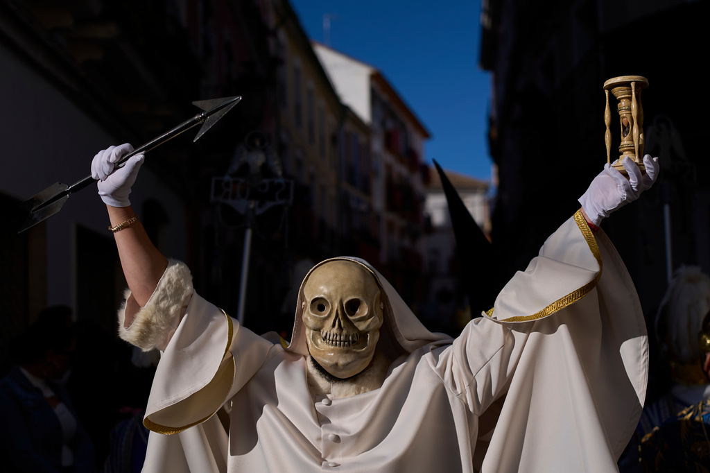 A penitent of the "Hermandad de Nuestro Padre Jesus Nazareno" participates during a Holy Week procession in Puente Genil, southern Spain, Friday, April 3, 2026. (AP Photo/Manu Fernandez)