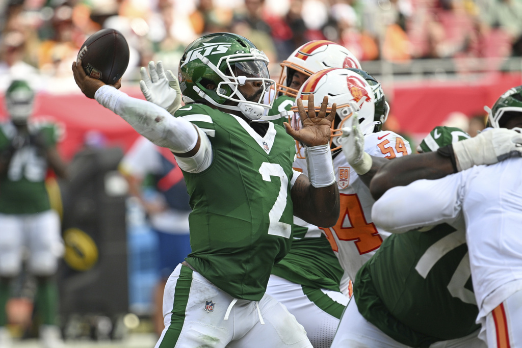 Tampa Bay Buccaneers outside linebacker Lavonte David (54) goes after New York Jets quarterback Tyrod Taylor (2) during the second half of an NFL football game Sunday, Sept. 21, 2025, in Tampa, Fla. (AP Photo/Jason Behnken)