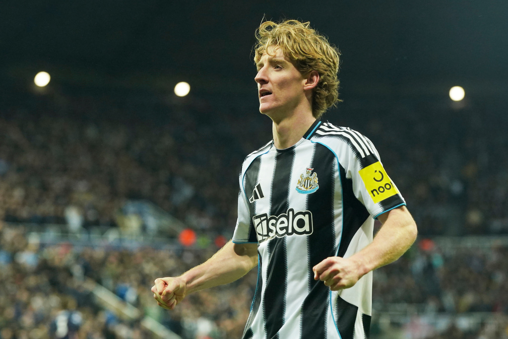 Newcastle's Anthony Gordon celebrates after scoring his side's second goal during the Champions League soccer match between Newcastle and PSV in Newcastle, England, Wednesday, Jan. 21, 2026. (AP Photo/Ian Hodgson)