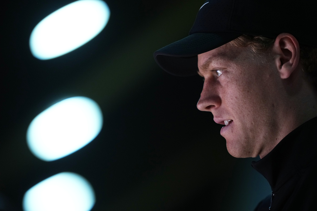 Jannik Sinner, of Italy, arrives on the court to play Casper Ruud, of Norway, in the final match at the Italian Open tennis tournament, in Rome, Sunday, May 17, 2026. (AP Photo/Andrew Medichini)