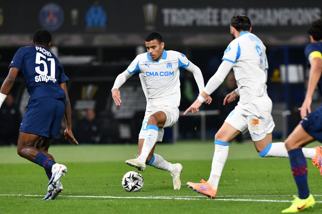 Marseille's Mason Greenwood, center, runs with the ball during the French Super Cup soccer match between PSG and Marseille in Kuwait City, Kuwait, Thursday, Jan. 8, 2026. (AP Photo/Jaber Abdulkhaleg)