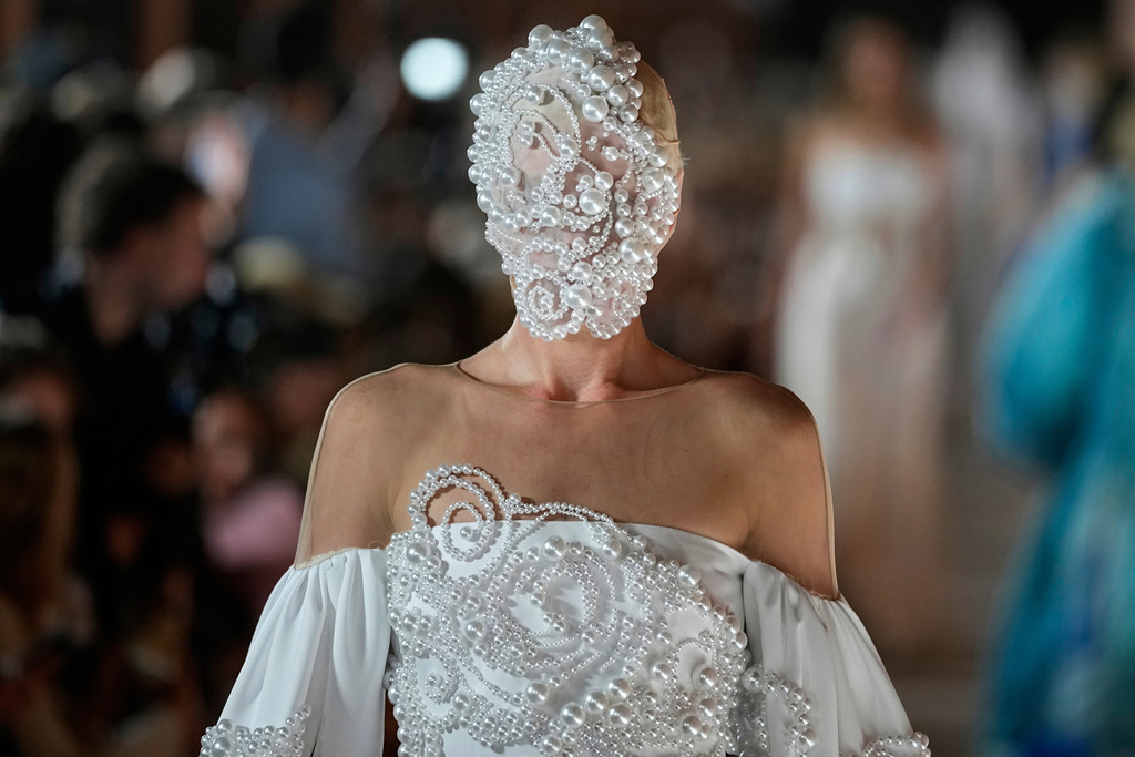 A model wears a creation by Russian designer Alena Akhmadullina on a runway at Moscow Fashion Week in Moscow, Tuesday, Sept. 2, 2025. (AP Photo/Pavel Bednyakov)