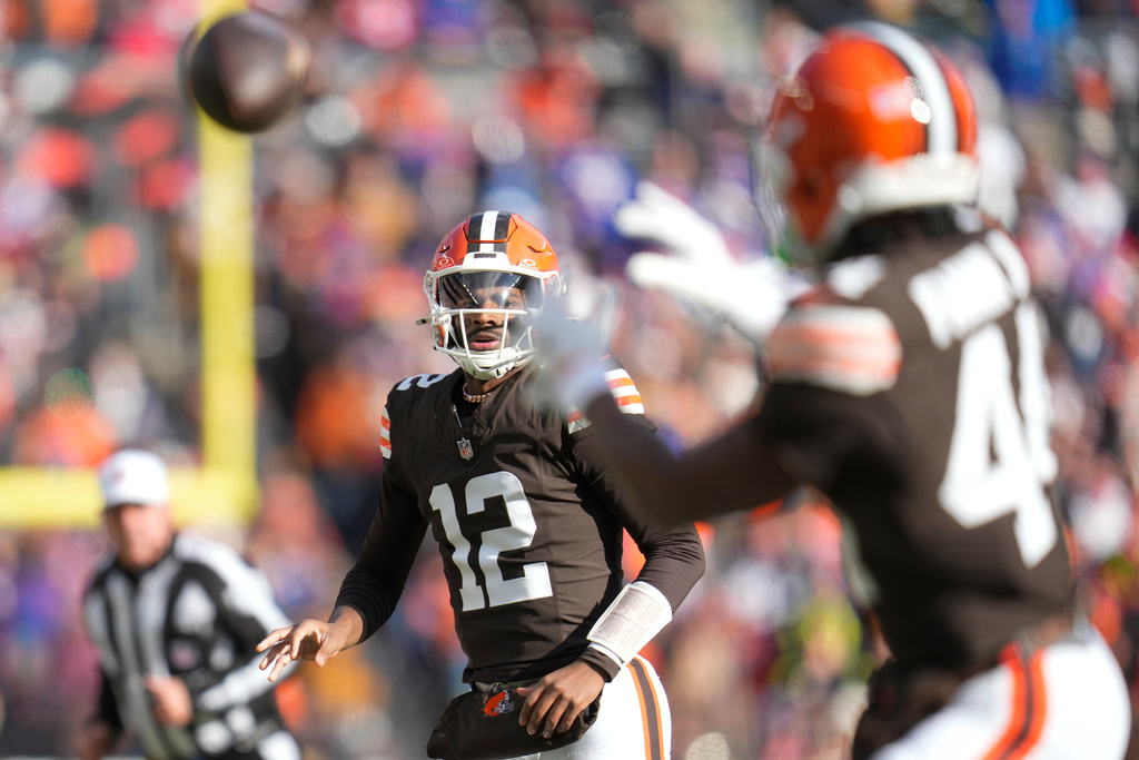 Cleveland Browns quarterback Shedeur Sanders (12) throws to tight end Harold Fannin Jr. (44) during the first half of an NFL football game against the Buffalo Bills in Cleveland, Sunday, Dec. 21, 2025. (AP Photo/Sue Ogrocki)