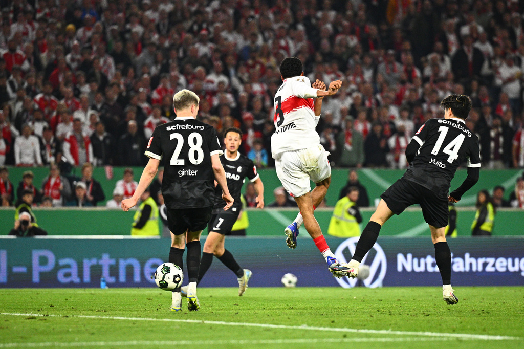 Stuttgart's Tiago Tomas, center, scores the winning goal during a German Cup semifinal soccer match between VfB Stuttgart and SC Freiburg, Thursday, April 23, 2026, in Stuttgart, Germany. (Tom Weller/dpa via AP)