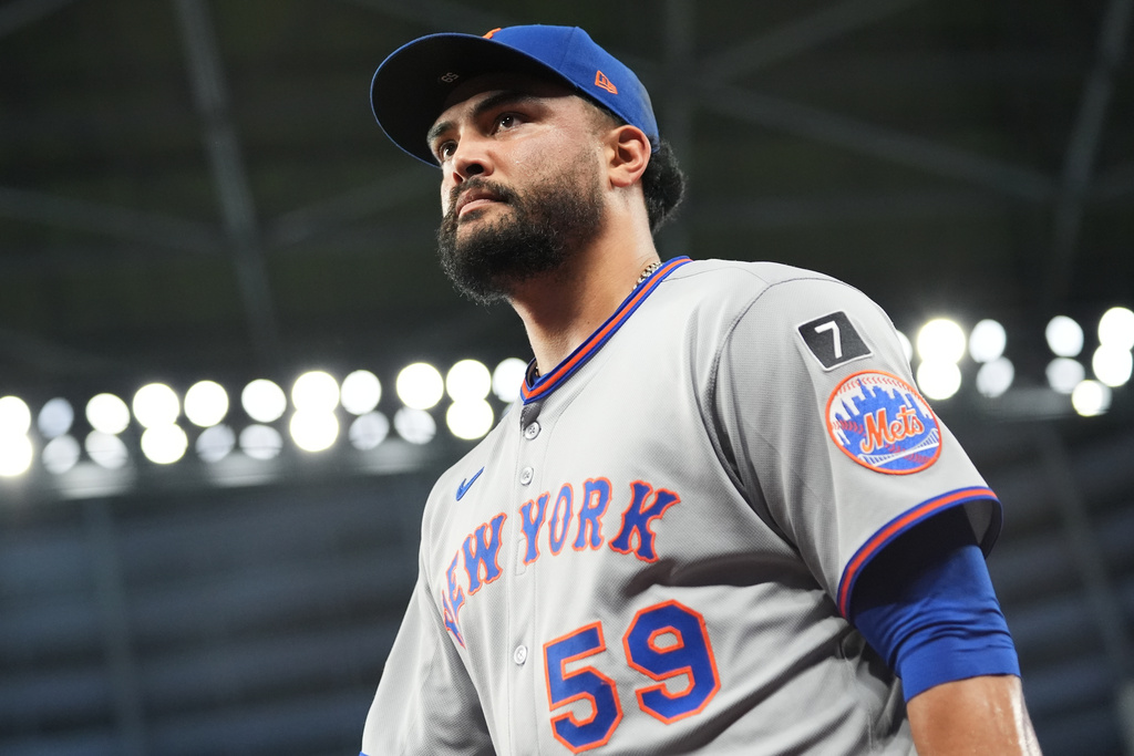 New York Mets starting pitcher Sean Manaea walks to the dugout before a baseball game against the Miami Marlins, Sunday, Sept. 28, 2025, in Miami. (AP Photo/Lynne Sladky)