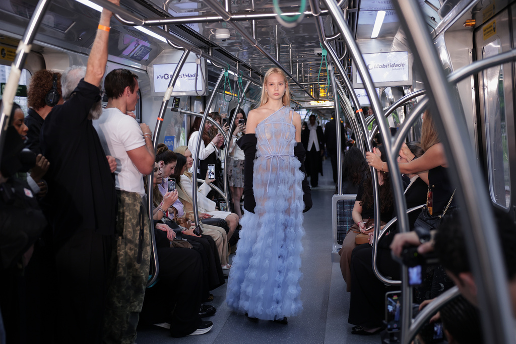 A model wears a creation from the Gloria Coelho collection during a Sao Paulo Fashion Week event at the Julio Prestes train station in Sao Paulo, Monday, Oct. 13, 2025. (AP Photo/Ettore Chiereguini)