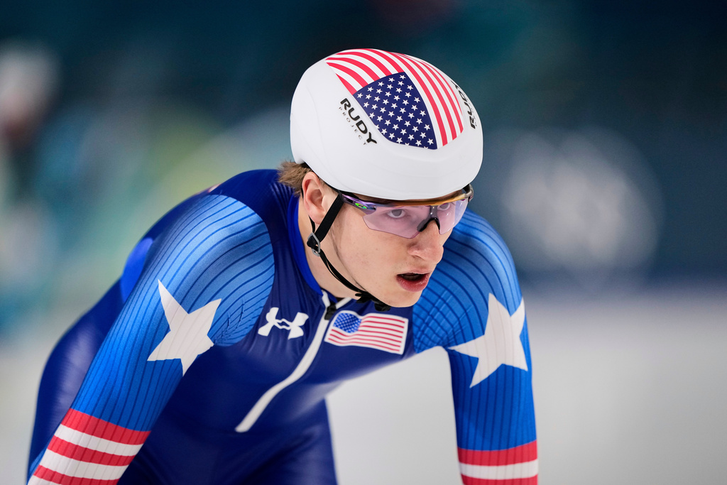 Jordan Stolz of the U.S. warms up ahead of the mass start speedskating races at the 2026 Winter Olympics, in Milan, Italy, Saturday, Feb. 21, 2026. (AP Photo/Ben Curtis)