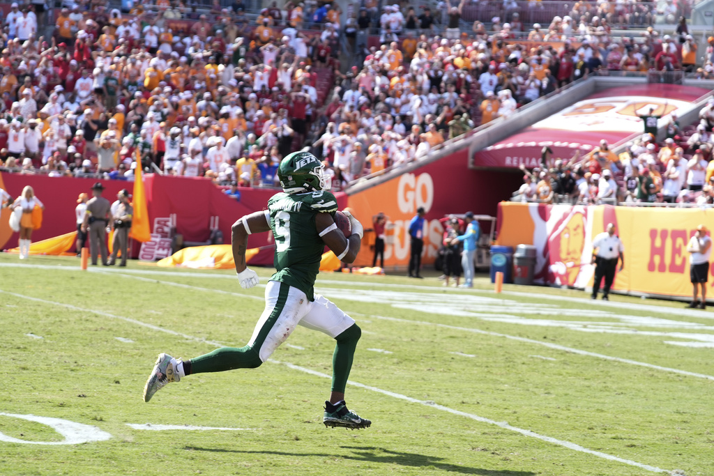 New York Jets defensive end Will McDonald IV (9) runs for a touchdown during the second half of an NFL football game against the Tampa Bay Buccaneers Sunday, Sept. 21, 2025, in Tampa, Fla. (AP Photo/Chris O'Meara)