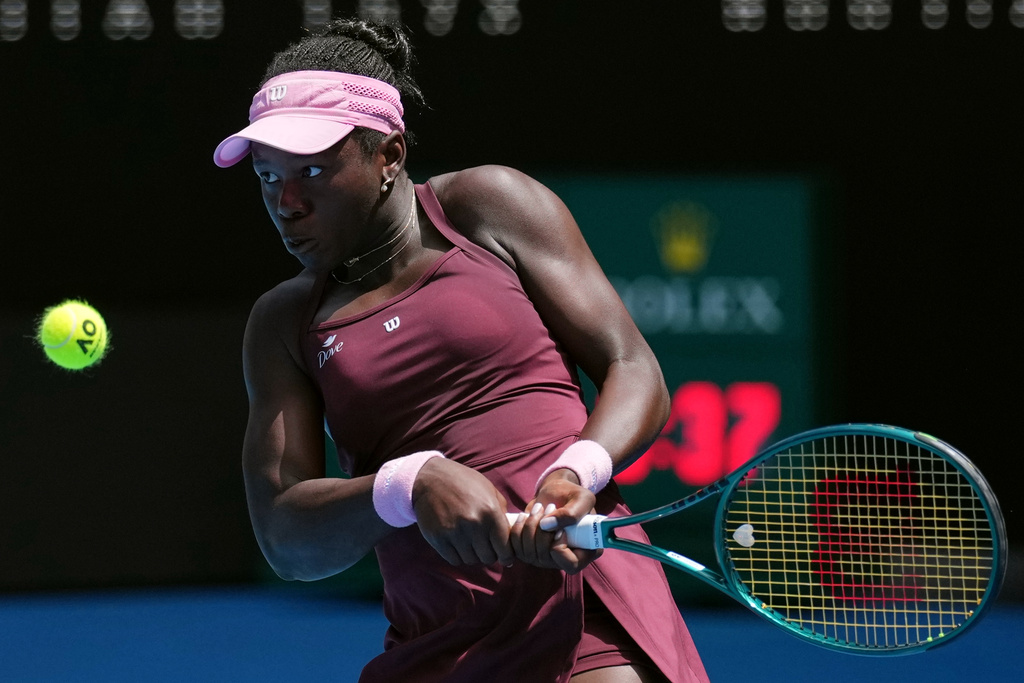 Victoria Mboko of Canada plays a backhand return to Aryna Sabalenka of Belarus during their fourth round match at the Australian Open tennis championship in Melbourne, Australia, Sunday, Jan. 25, 2026. (AP Photo/Dita Alangkara)