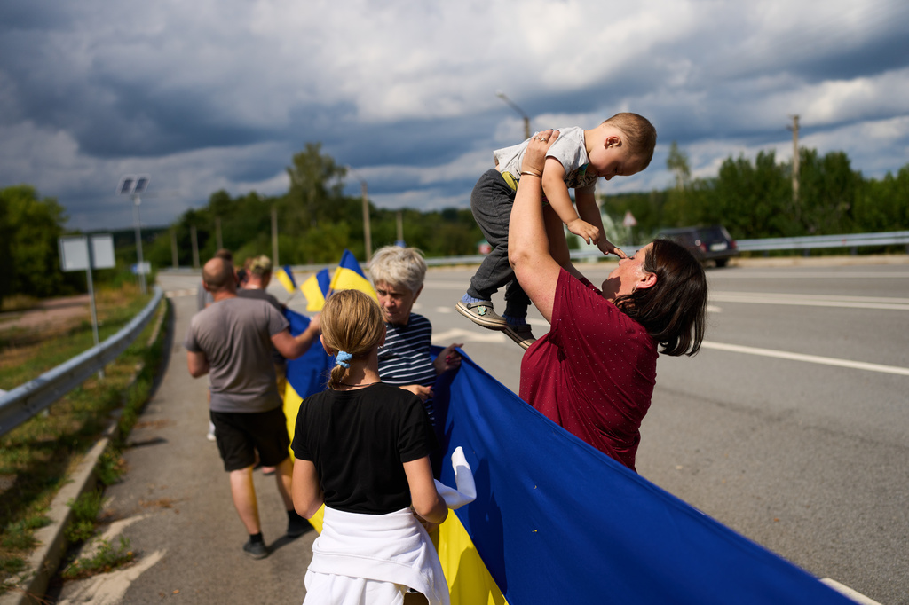 People wait to greet Ukrainian soldiers as they return from captivity after a Prisoners of War (POWs) exchange between Russia and Ukraine, in Chernihiv region, Ukraine, Wednesday, Aug. 19, 2026. (AP Photo/Francisco Seco)