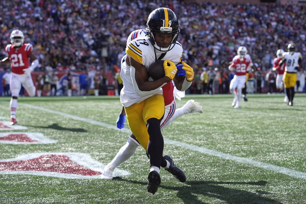 Pittsburgh Steelers wide receiver Calvin Austin III (19) catches a pass for a touchdown against New England Patriots cornerback Marcus Jones, back, during the second half of an NFL football game, Sunday, Sept. 21, 2025, in Foxborough, Mass. (AP Photo/Robert F. Bukaty)