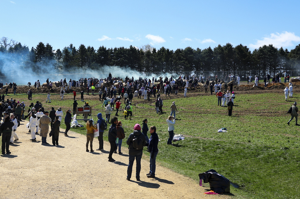 Activists attempt to gain entry into Ridglan Farms beagle breeding and research facility on Saturday, April 18, 2026, in Blue Mounds, Wis. (Owen Ziliak/Wisconsin State Journal via AP)