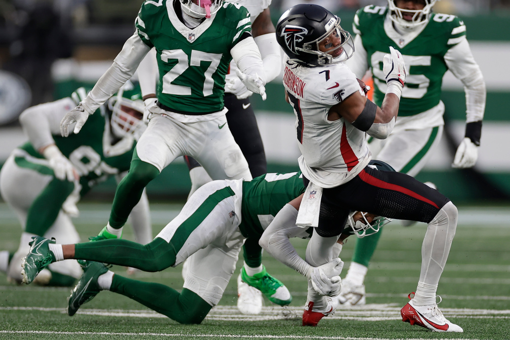 Atlanta Falcons running back Bijan Robinson (7) runs against the New York Jets during the second half of an NFL football game, Sunday, Nov. 30, 2025, in East Rutherford, N.J. (AP Photo/Adam Hunger)