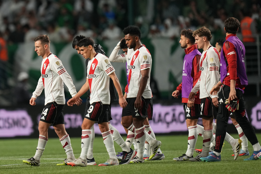 Players of Argentina's River Plate leave the field after losing 3-1 against Brazil's Palmeiras at the end of a Copa Libertadores quarterfinal second leg soccer match at Allianz Parque stadium in Sao Paulo, Wednesday, Sept. 24, 2025. (AP Photo/Andre Penner)
