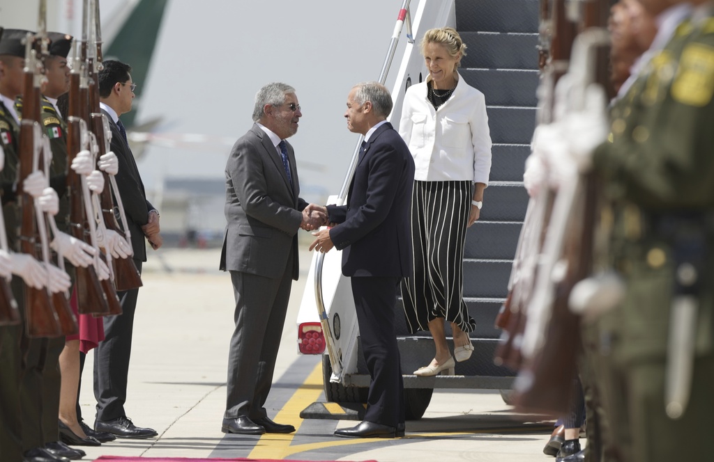 Canada's Prime Minister Mark Carney and his wife Diana Fox Carney are greeted by Mexican Secretary of Foreign Affairs Juan Ramon de la Fuente as they arrive in Mexico City, Thursday, Sept. 18, 2025. (Adrian Wyld/The Canadian Press via AP)