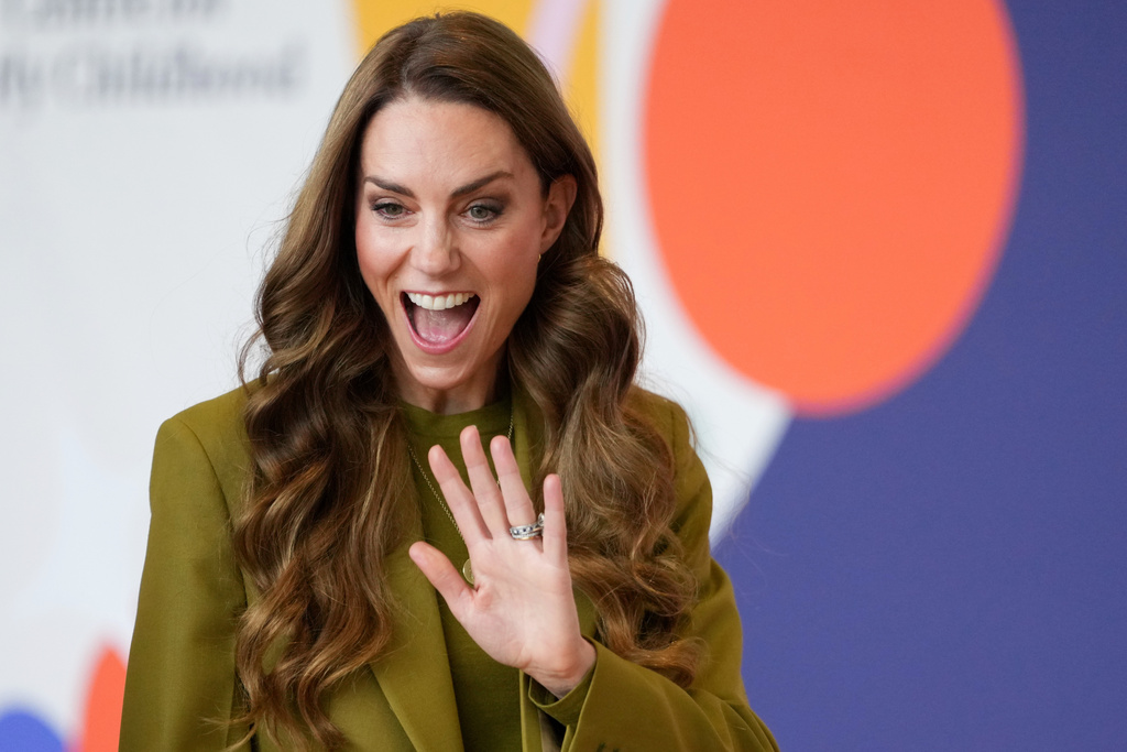 Kate, Princess of Wales waves as she visits Home-Start Oxford to meet and talk to families, and the volunteers who support them, in Oxford, England, Thursday, Oct. 9, 2025. (AP Photo/Kirsty Wigglesworth, Pool)