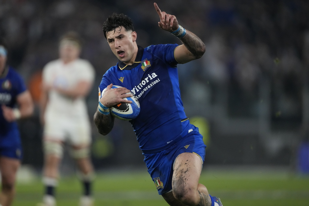 Italy's Tommaso Menoncello scores a try during the Six Nations rugby union match between Italy and England in Rome, Saturday, March 7, 2026. (AP Photo/Gregorio Borgia)