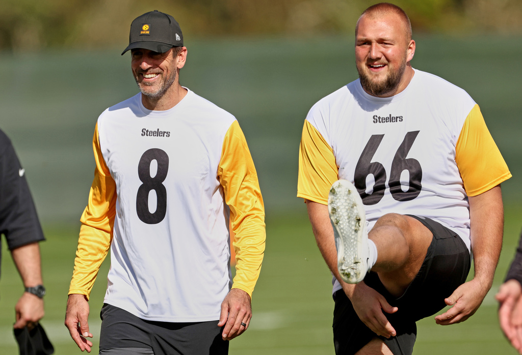 Pittsburgh Steelers quarterback Aaron Rodgers (8) and guard Mason McCormick (66) take part in NFL football practice, Friday, Sept. 26, 2025, ahead of their game against Minnesota Vikings in Dublin. (AP Photo/Peter Morrison)