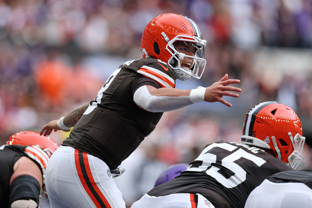 Cleveland Browns quarterback Dillon Gabriel (8) shouts out instructions during the second half of the NFL game between Minnesota Vikings and Cleveland Browns at the Tottenham Hotspur stadium in London, Sunday, Oct. 5, 2025. (AP Photo/Ian Walton)