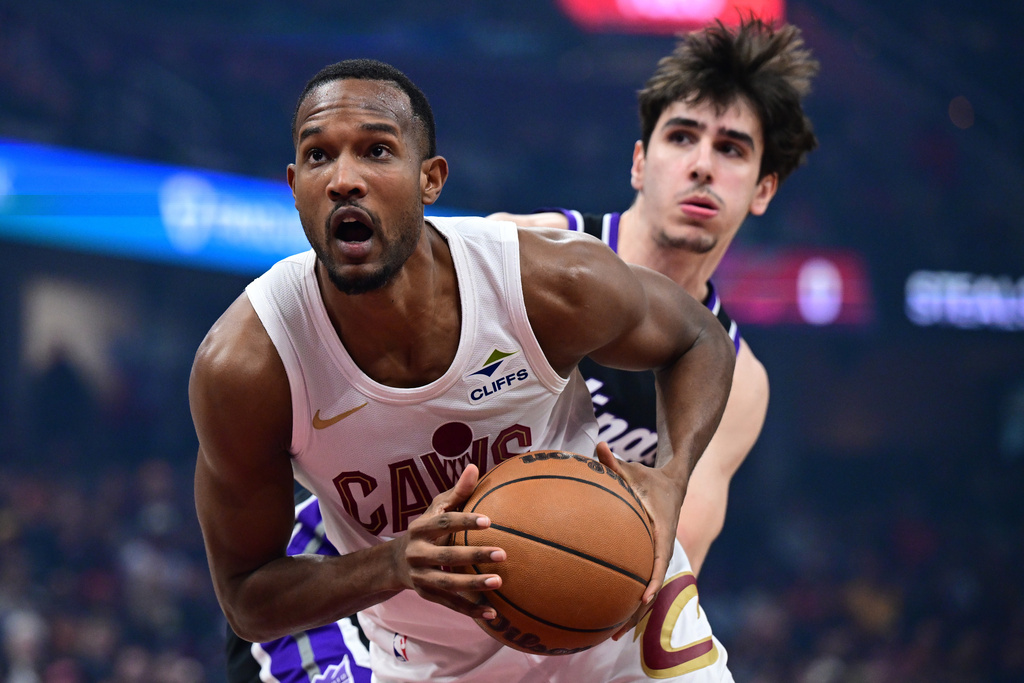 Cleveland Cavaliers center Evan Mobley, left, goes to the basket against Sacramento Kings center Maxime Raynaud in the first half of an NBA basketball game, Friday, Jan. 23, 2026, in Cleveland. (AP Photo/David Dermer)