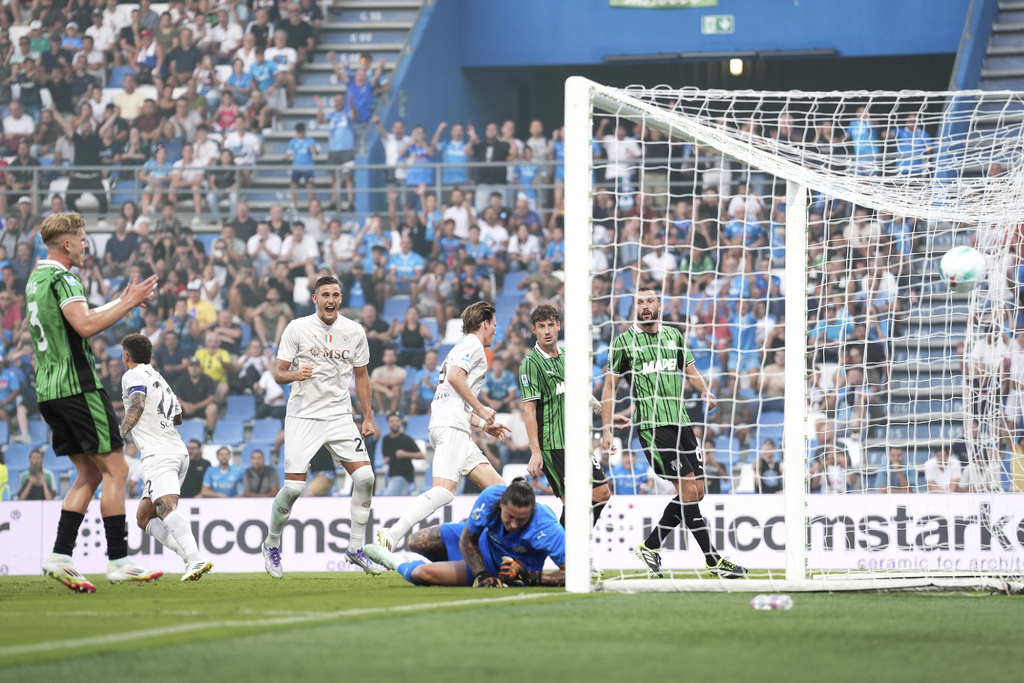 Napoli's Kevin De Bruyne, center right, scores during the Serie A soccer match between Sassuolo and Napoli at the Mapei Stadium Citta del Tricolore in Reggio Emilia, Italy, Saturday, Aug. 23, 2025. (Massimo Paolone/LaPresse via AP)