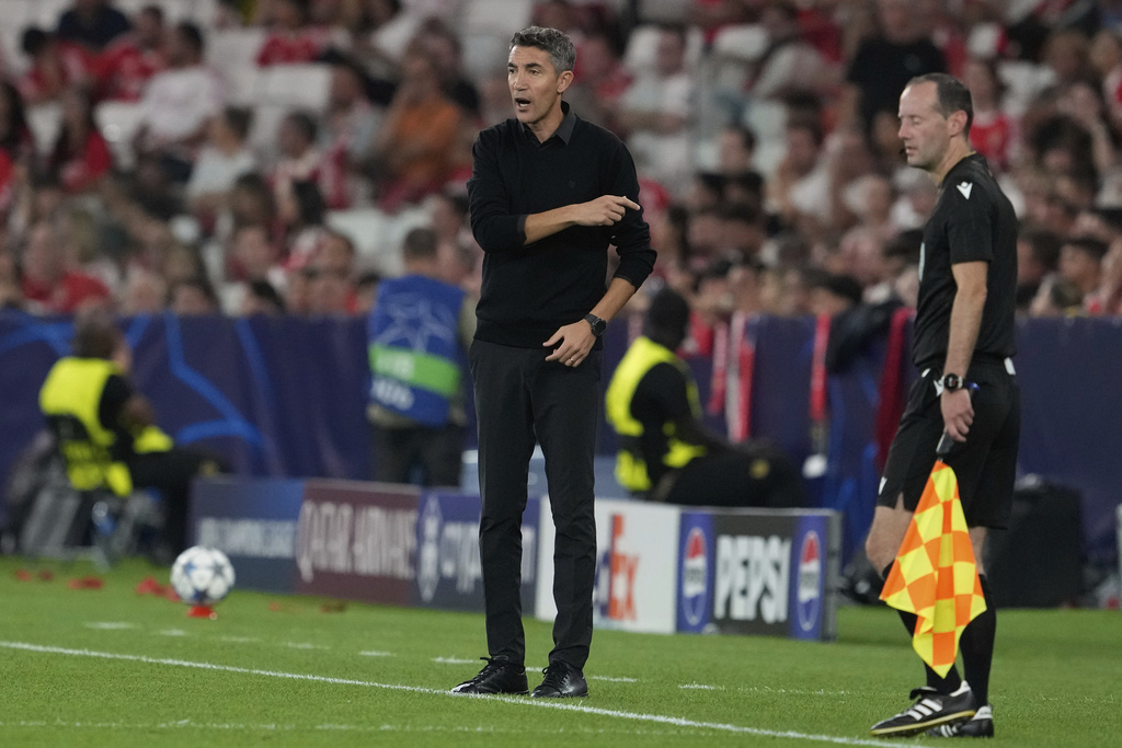 Benfica's head coach Bruno Lage gives instructions to his players during a Champions League opening phase soccer match between SL Benfica and Qarabag FK at the Luz stadium in Lisbon, Tuesday, Sept. 16, 2025. (AP Photo/Armando Franca)