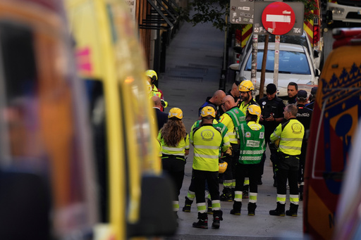 Emergency personnel respond to the scene of a building collapse in Madrid, Spain, on Tuesday, Oct. 7, 2025. (AP Photo/Manu Fernandez) Emergency personnel respond to the scene of a building collapse in Madrid, Spain, on Tuesday, Oct. 7, 2025. (AP Photo/Manu Fernandez)