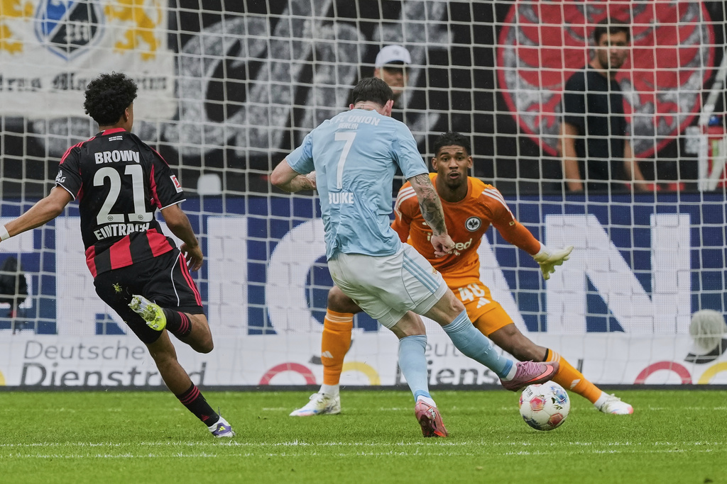Union's Oliver Burke scores his side's second goal during a German Bundesliga soccer match between Eintracht Frankfurt and Union Berlin in Frankfurt, Germany, Sunday, Sept. 21, 2025. (AP Photo/Michael Probst)