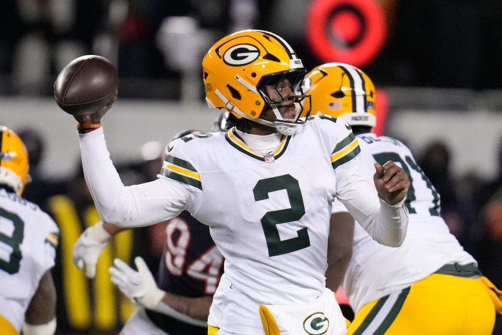 Green Bay Packers' Malik Willis throws during the second half of an NFL football game against the Chicago Bears Saturday, Dec. 20, 2025, in Chicago. (AP Photo/Erin Hooley)