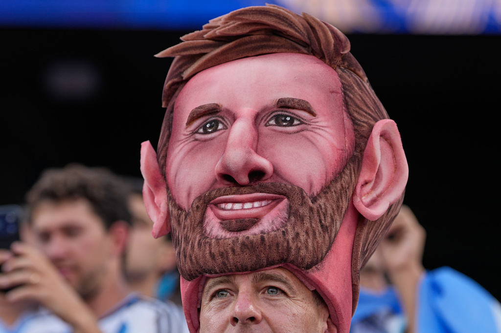 Argentinian fans react ahead of the World Cup Group J soccer match between Argentina and Algeria in Kansas City, Mo., Tuesday, June 16, 2026. (AP Photo/Charlie Riedel)