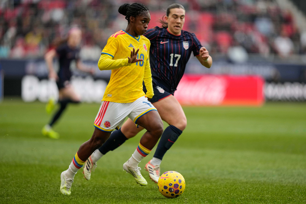 Colombia forward Linda Caicedo (18) drives past United States midfielder Sam Coffey (17) during the first half of a SheBelieves Cup women's soccer match, Saturday, March 7, 2026, in Harrison, N.J. (AP Photo/Yuki Iwamura)