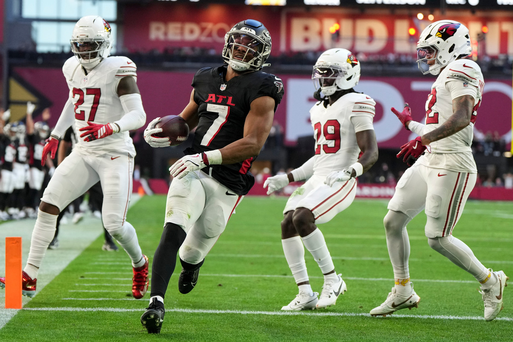 Atlanta Falcons running back Bijan Robinson (7) scores a touchdown against the Arizona Cardinals during the first half of an NFL football game, Sunday, Dec. 21, 2025, in Glendale, Ariz. (AP Photo/Rick Scuteri)