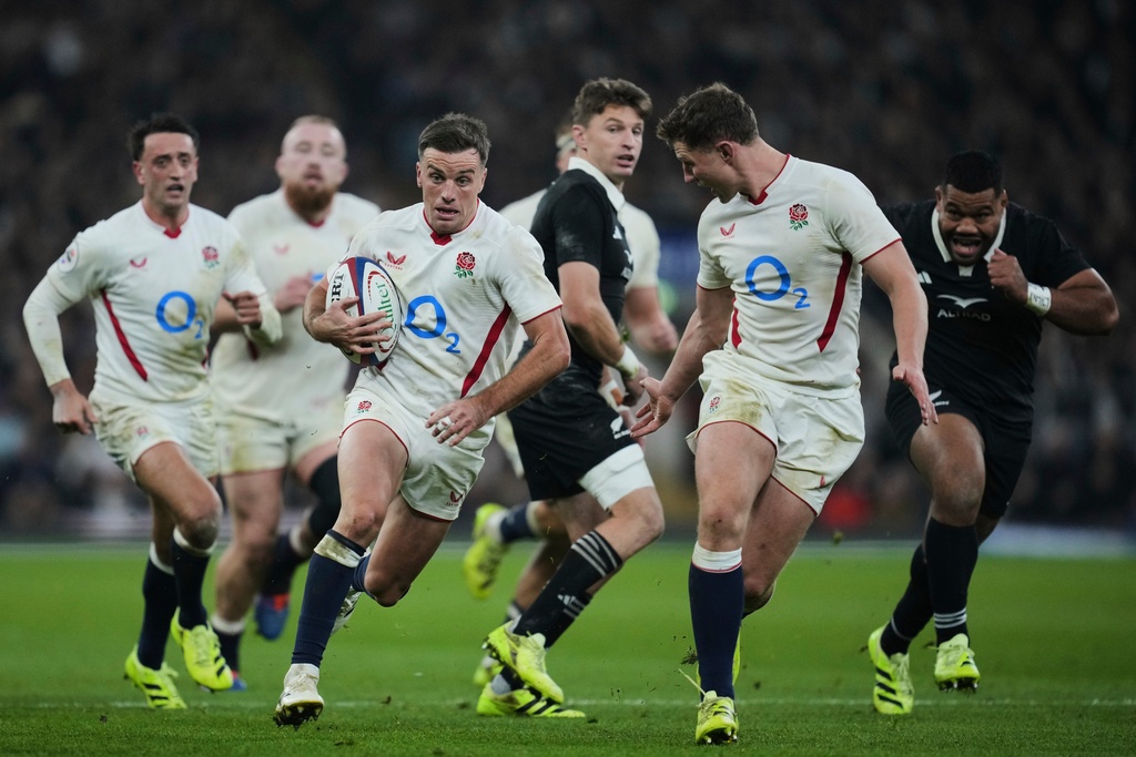 England George Ford, center, runs to score a try during the rugby union Nations Series match between England and New Zealand in London, Saturday, Nov. 15, 2025. (AP Photo/Kin Cheung)