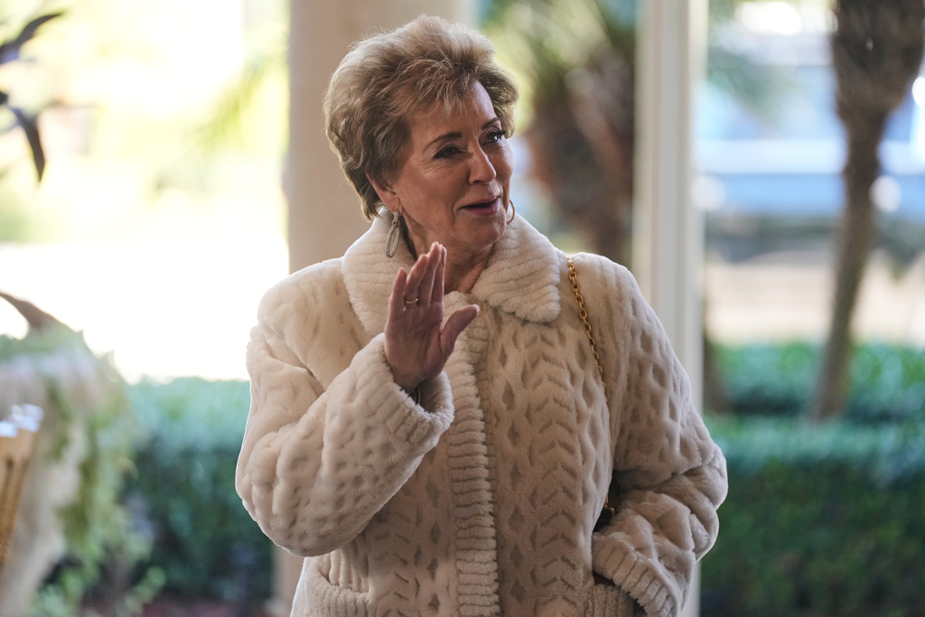 Education Secretary Linda McMahon arrives at The Mar-a-Lago Club, Sunday, Feb. 1, 2026, in Palm Beach, Fla., to attend the wedding of White House deputy chief of staff Dan Scavino and Erin Elmore, the director of Art in Embassies at the U.S. Department of State. (AP Photo/Mark Schiefelbein)