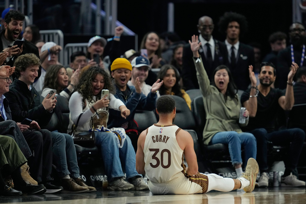 Golden State Warriors guard Stephen Curry (30) looks toward the cheering crowd after making a 3-point basket during the first half of an NBA basketball game against the Sacramento Kings, Tuesday, April 7, 2026, in San Francisco. (AP Photo/Godofredo A. Vásquez)