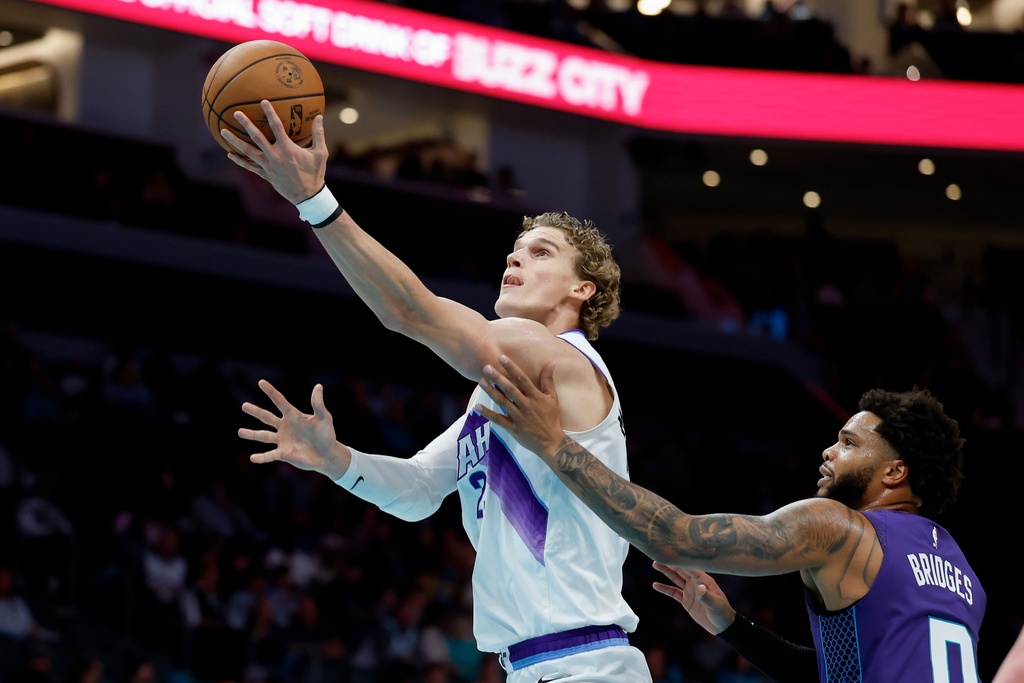 Utah Jazz forward Lauri Markkanen, left, drives to the basket against Charlotte Hornets forward Miles Bridges during the first half of an NBA basketball game in Charlotte, N.C., Sunday, Nov. 2, 2025. (AP Photo/Nell Redmond)