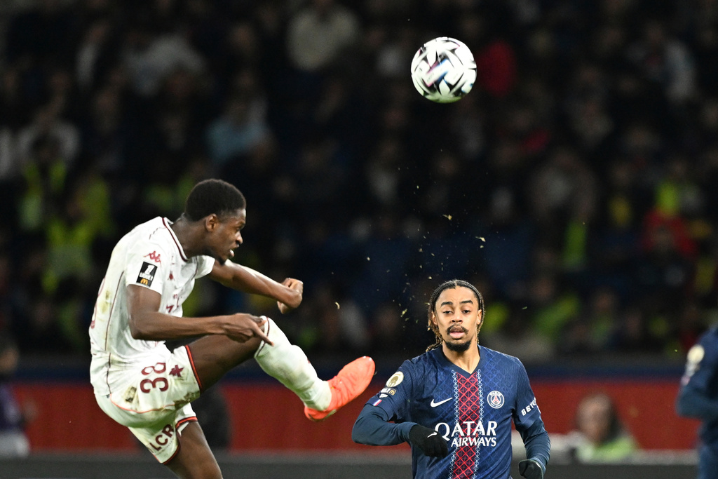 Metz's Sadibou Sane, left, and PSG's Bradley Barcola challenge for the ball during the French League One soccer match between Paris Saint-Germain and Metz in Paris, France, Saturday, Feb. 21, 2026. (AP Photo/Emma Da Silva)
