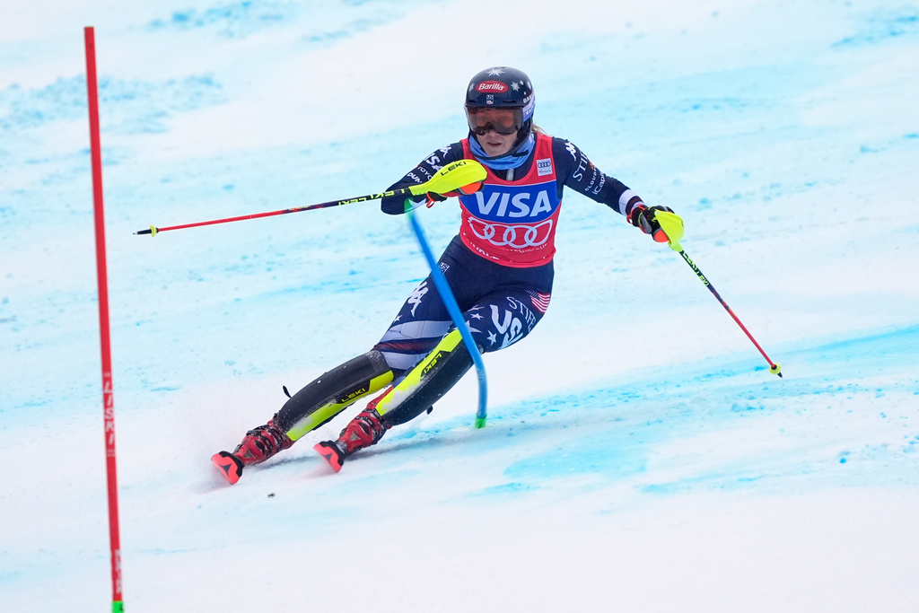 United States' Mikaela Shiffrin speeds down the course on her way to win an alpine ski, women's World Cup slalom, in Spindleruv Mlyn, Czech Republic, Sunday, Jan. 25, 2026. (AP Photo/Giovanni Auletta)
