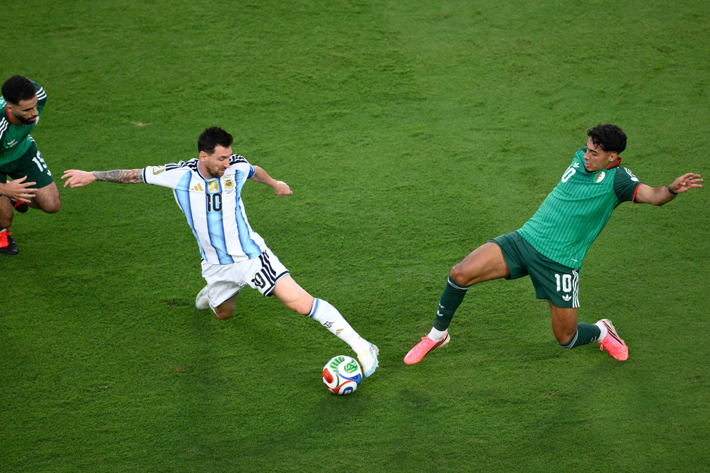 Argentina's Lionel Messi (10) battles for the ball with Algeria's Fares Chaibi (10) during the World Cup Group J soccer match between Argentina and Algeria in Kansas City, Mo., Tuesday, June 16, 2026. (AP Photo/Reed Hoffmann)