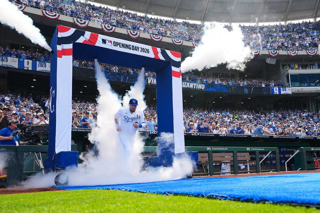 Kansas City Royals first baseman Vinnie Pasquantino runs onto the field before a baseball game against the Minnesota Twins, Monday, March 30, 2026, in Kansas City, Mo. (AP Photo/Charlie Riedel)