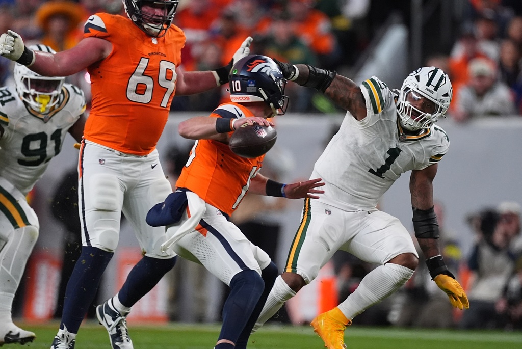 Green Bay Packers' Micah Parsons tries to stop Denver Broncos' Bo Nix during the second half of an NFL football game Sunday, Dec. 14, 2025, in Denver. (AP Photo/David Zalubowski)