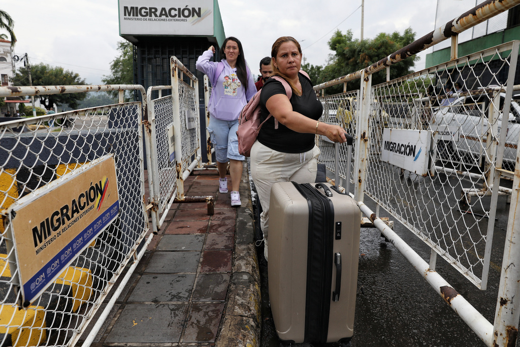 People cross the Colombian-Venezuelan border, to Villa del Rosario, Colombia, Monday, Jan. 5, 2026, two days after U.S. forces captured and removed Venezuelan President Nicolas Maduro. (AP Photo/Santiago Saldarriaga)