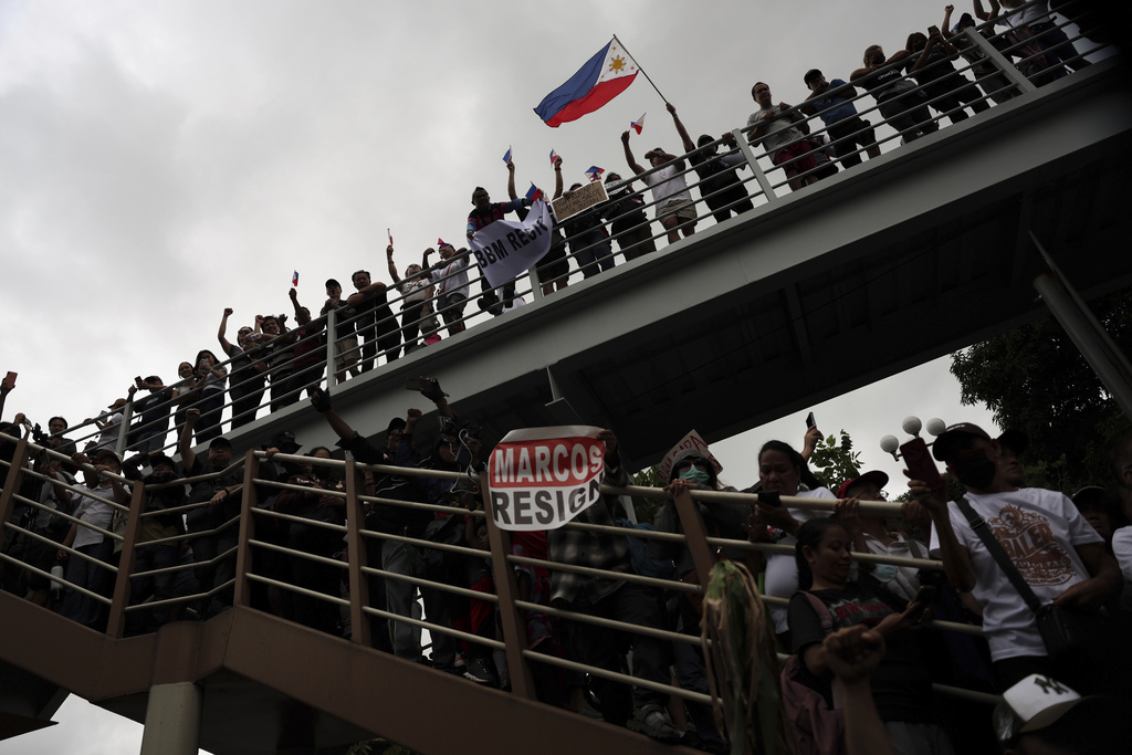 Thousands of protesters march toward the EDSA People Power Monument to join a rally against government corruption, in suburban Mandaluyong, east of Manila, Philippines, Sunday Sept. 21, 2025. (AP Photo/Basilio Sepe)