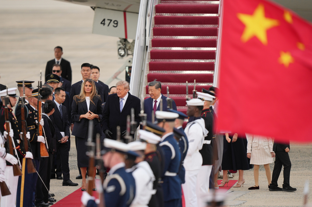President Donald Trump and first lady Melania Trump greet Chinese President Xi Jinping and his wife Peng Liyuan as they arrive at Joint Base Andrews, Md., Wednesday, Sept. 23, 2026. (AP Photo/Mark Schiefelbein)
