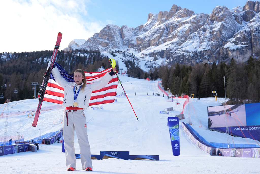 United States' Mikaela Shiffrin celebrates winning the gold medal in an alpine ski, women's slalom race, at the 2026 Winter Olympics, in Cortina d'Ampezzo, Italy, Wednesday, Feb. 18, 2026. (AP Photo/Jacquelyn Martin)