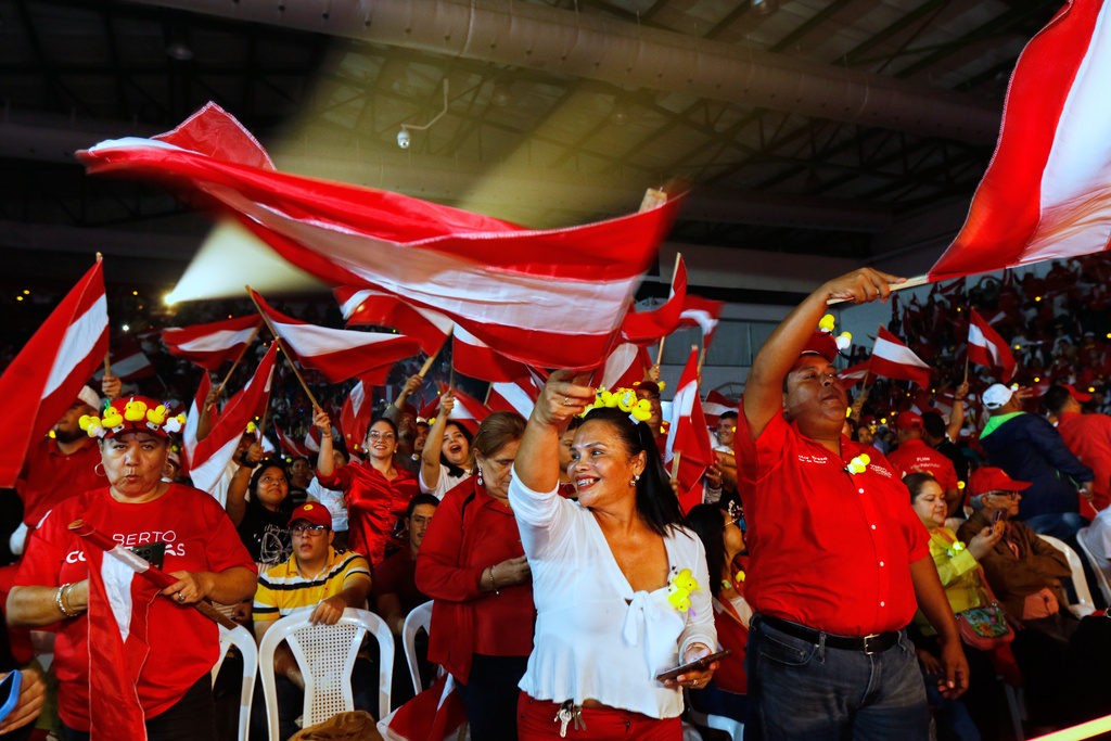 Supporters of the Liberal Party cheer for presidential candidate Salvador Nasralla during his campaign's closing event in San Pedro Sula, Honduras, Sunday, Nov. 23, 2025. (AP Photo/Delmer Martinez)